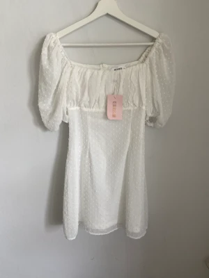 Vit klänning - Så fin klänning, passar perfekt till student eller skolavslutning! Storlek 32. Aldrig använd prislapp kvar! Ord pris: 300kr