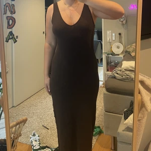 stickad klänning 🤎 - superfin och skön mörkbrun stickad klänning från hm🤎säljer pga för stor till mig är en storlek L och jag är en M