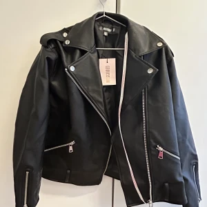 Skinnjacka - Skinnjacka i storlek 34 från missguided. Helt ny
