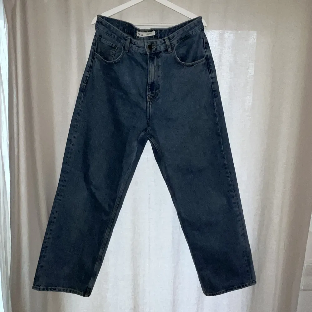 ZARA jeans herr.  Köpte nya, använt fåtal gånger.   Baggy.  Storlek: ”se 3de bild” . Jeans & Byxor.