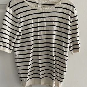 Randig t-shirt - Använd en gång. Sitter så fint på! 