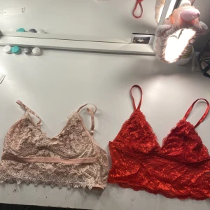 Kläder - Finns katt i hemmet  Rosa och röd nät-topp i strl M = 30kr st  BH i storlek 70F = nypris 249 mitt pris 150st Mörkblå BH strl 70F = nypris 649 mitt pris 500 (Helt oanvända)  Röd topp strl M = nypris 299 mitt pris 100 (Oanvänd)   