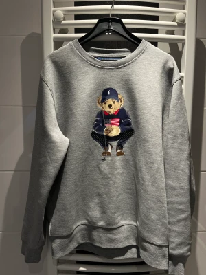 Polo Ralph Lauren Golf Bear sweatshirt  - Snygg sweatshirt från Polo Ralph Lauren Golf i fint skick, storlek M