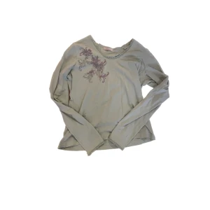 Gullig tröja med tryck  - Köpt second hand, bra skick och knappt använd. Den är ganska tunn och stretchig 