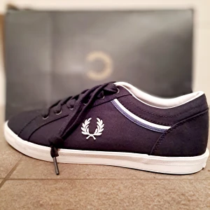 Fred Perry skor - Fred Perry Sneakers Marinblå, oanvända, storlek 41, kommer med originalförpackning📦. Meddela gärna om du har frågor💬💬