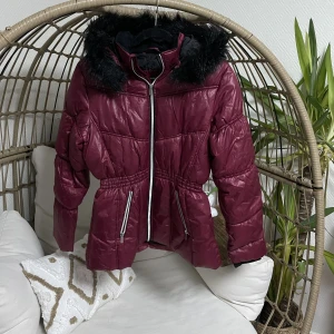 Vinterjacka/höstjacka - Kappahl - Höst/vinterjacka från Kappahl i storlek 164. Den är knappt använd, ser exakt som ny ut. Köpt för 500kr förra månaden, men kom inte till användning efter 1-2 gånger. Säljer för 250kr. Priset kan diskuteras🤗