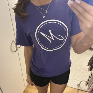 T-shirt - Lila t-shirt med tryckk