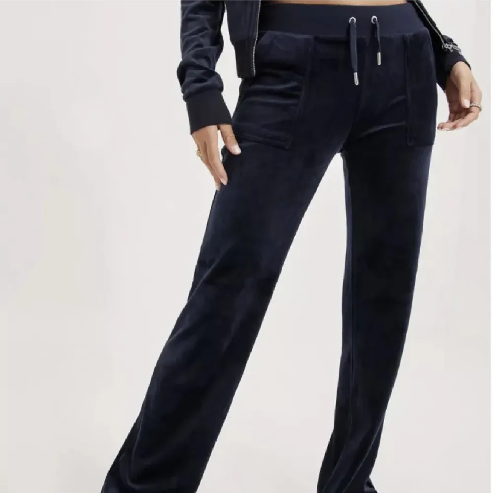 säljer marin blåa juicy byxor, vill bara bli av med dem så kan gå ner i pris vid snabb affär💓. Jeans & Byxor.