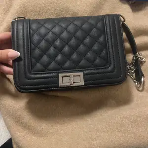 En söt handväska!💓💓(lite slitage på öppningen men inget som syns)