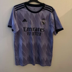 Real Madrid tröja (borta) - Riktigt snygg real Madrid tröja i riktigt bra skick säljes billigt!!