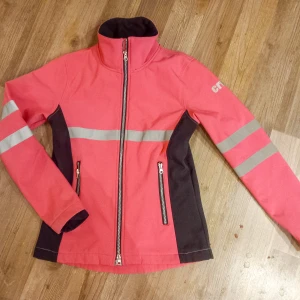 CRW Softshelljacka - Fin rosa softshelljacka/ridjacka från CRW. Storlek XS men funkar lika bra på S