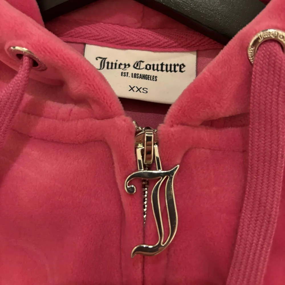 Säljer min juicy couture zip-hoodie, i storlek xxs men passar small. Använd 1 gång, men inga defekter. Nypris 1300 kr, priset är diskuterbart. Bara att fråga om fler bilder.🫶🏼🫶🏼. Tröjor & Koftor.