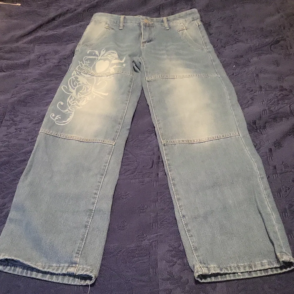 Jeans i storlek 36 (det finns L i lapoan ment stoler på mig). Jag har använt dem bara ett par gånger sedan de är for små (jag är en 38). Jeans & Byxor.