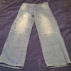 Jeans i storlek 36 (det finns L i lapoan ment stoler på mig). Jag har använt dem bara ett par gånger sedan de är for små (jag är en 38)