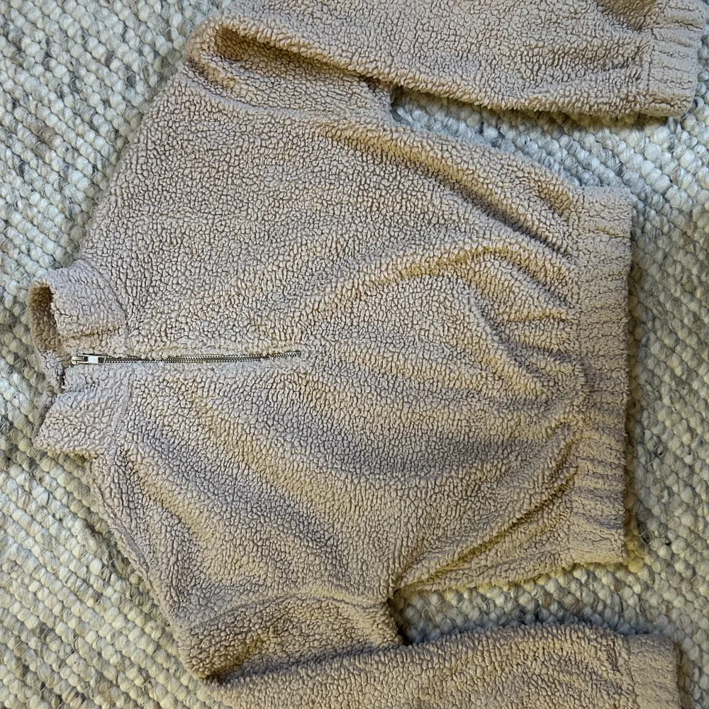 Snygg teddy tröja med zipp från Gina Tricot. Använd men i fint skicka, inga defekter. . Tröjor & Koftor.