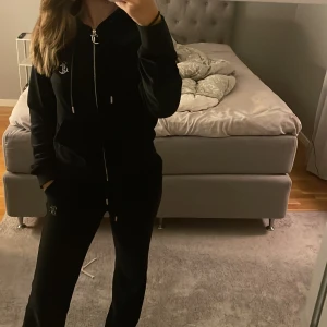 Juicy couture - Skit snyggt svart juicy couture sätt, säljer både hela sättet men man kan också köpa antingen bara koftan eller bara byxan, lägger ut priset för hela sättet men om ni vill köpa 1 av de kan ni höra av er till mig!🫶🏼nypris 2500kr, pris kan diskuteras💗