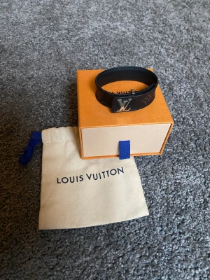 Louis Vuitton braclet  - Säljer mitt lv armband då de inte kommer till användning fint skick nypris ligger på 3600 storlek 19 med tre justerbara hål så skulle säga passar alla 