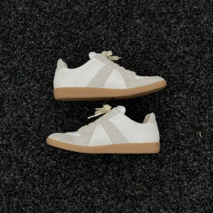 Maison Margiela GATS - Fina GATS från Maison Margiela som är sparsamt använda, lite smutsiga men inget som inte borde gå bort vid tvätt. Dom är äkta såklart och skickas i orginalboxen där även dustbags tillkommer. Köpt nya från Paul & Friends för ca 5000kr. 🤝🏼🤝🏼