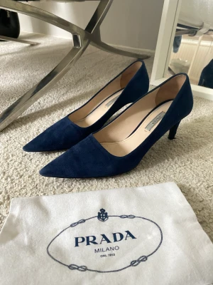 Prada klackar - INTRESSEKOLL Vintage klackar från Prada. Skokartong och dust bag ingår. Storlek 37 1/2 men passar även 38.