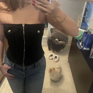 Jeans topp  - Jeans topp från zara. Dragkedjan är itne sönder men den man drar i är. Visas bild 3👌🏼