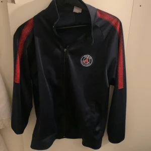 Psg kofta - Inget är fel förutom att dragkedja har gått bort, går dock fortfarande att stänga och öppna eller bara köpa en ny 