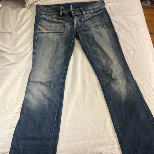 Diesel jeans - Diesel jeans me synliga fickor fram. Aldrig använda. Står strl 27 men är mer som 25. Möts helst upp . Priset kan diskuteras 