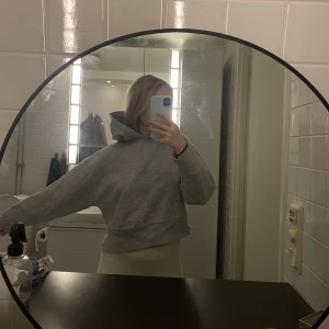 Hoodie - Grå hoodie från Zara i storlek S 💕