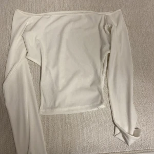 topp - säljer två fina toppar ifrån shein, den ena är off shoulder och den andra är croppad och lite see-trough. båda för 60, skriv för fler bilder❤️