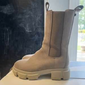 Stövel - Säljer dessa fantastiska stövlar från Copenhagen - modell CPH500 då de tyvärr är för stora för mig. Är st 36 men skulle tro de mer passar en 36,5.   Knappt använda, i jättefint skick.  Nypris 2895:-