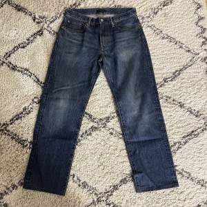 Blåa Baggy uniqlo jeans, skön passform inget speciellt Storlek 32x34 men passar mer som 32x33 