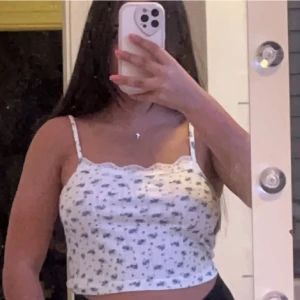 Blommig linne - Supersöt blommig topp i mycket bra skick! Passar stl xxs-s. 💕