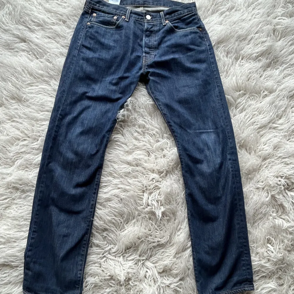 Säljer mina Levis 501 jeans. Storlek 31/32 i mörkblå. I nyskick inga defekter. Nypris 1200kr mitt pris 429kr.. Jeans & Byxor.