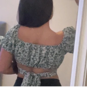 Blommig knyt topp - Super söt blommig topp i mycket bra skick som jag säljer då den inte har kommit till användning! Passar stl xxs-m💚🩵