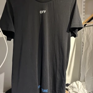 OFF-WHITE T-SHIRT - En Off white t-shirt gjord 2018  Ny pris cirka 1 800 TEMPERATURE