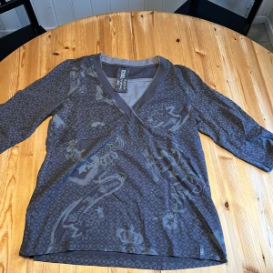 Överdel strl xxl - Överdel i fint skick. Ser inget att anmärka. Jag upplever färgen som grå.