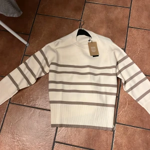 Oanvänd tröja  - Helt ny, lappen är kvar