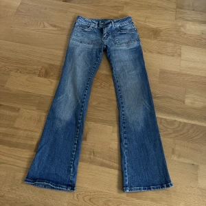Lågmidjade jeans - Skitsnygga lågmidjade bootcut jeans i jättebra skick!!💗 Midjemått tvärs över är ca 37 innerbenslängden är 81