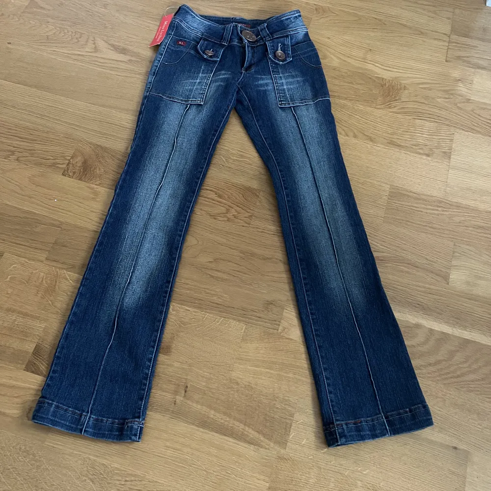 Jättesnygga lågmidjade bootcut jeans!!💗midjemått tvärs över är 35 och innerbenslängd är 81. Jeans & Byxor.