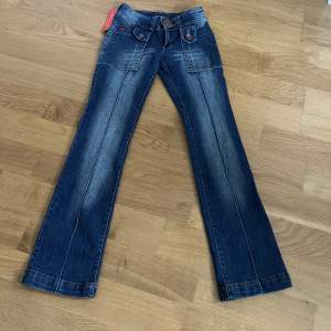 Jättesnygga lågmidjade bootcut jeans!!💗midjemått tvärs över är 35 och innerbenslängd är 81