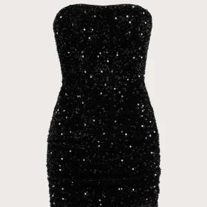 Glittrig klänning - Axelbandslös glittrig klänning från Shein. Helt oanvänd! Varmt och tjockt material, tyvärr för kort på mig som är 1,66m.  Frakt: 74kr 