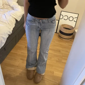 lågmidjade bootcutjeans - detaljerna är fööör snygga på dessa! älskar färgen också men har tyvärr inte kommit till användning! skriv om du har frågor💋🪩