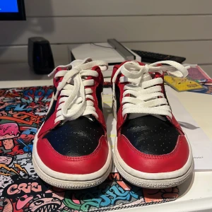 Jag dröjer mina jordans 1 low - Jag säljer mina jordans för dom är för små för mig jag har tyvärr ingen kartong för jag köpte dom i usa i sen Jordans butik men fick inte plats med lådan i resväskan jag har använt dom 2 gonger och är 100 % äkta 