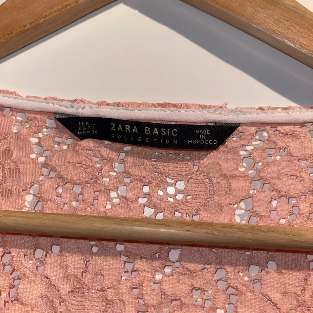 Jätte fin zara blus som aldrig har kommit till användning. Är i storlek L men sitter mer som M. Frakt tillkommer💕. Puserot.