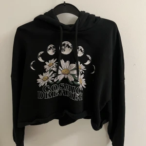 Croppad Hoodie - Croppad hoodie som är jättesöt. Den har mjukt material på insidan vilket gör den skön. Använd 1 gång och i väldigt bra skick.