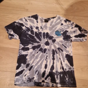 Tie Dye tshirt - Santa Cruz skateboards t shirt tie dye med surf motiv