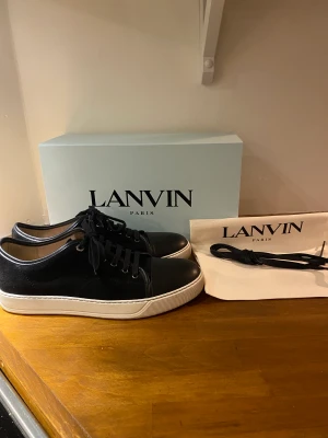 Lanvin skor  - Säljer nu mina trendiga svarta lanvin skor i storlek 44, UK 10. Ingår dustbag och nya skosnören samt lådan. Bra skick bara använda några få gånger. Nypris 4200. Tveka inte på att höra av dig vid frågor! 