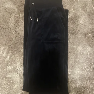 Juciy couture  - Jag säljer nu mina juciy couture byxor i storlek xs. Säljer det för att det inte kommer till användning. Det har använts ett par få tal gånger. Köparen står för frakten. ✨