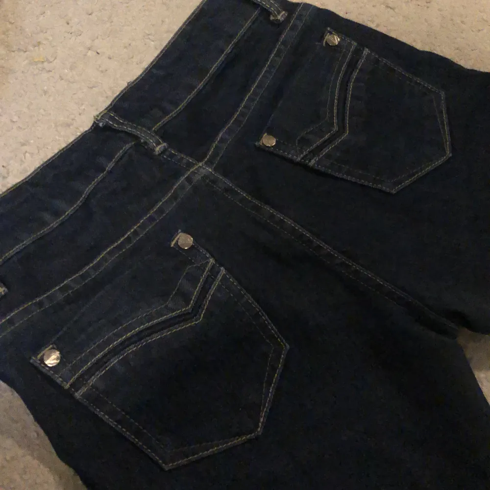 Ett par jätte fina lågmidjade jeans som är köpta secondhand. Har ej använt de så mycket då de är för korta. Skulle säga att den passar ngn med storlek 34/36. Ganska kort i längden och är sydda längst nere.🫶. Jeans & Byxor.