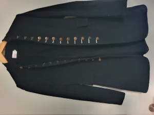 Fräck kavaj/kofta i bomull - En fräck kavaj/kofta i fint skick. Kan användas både till vardags och fest. Använd men i fint skick. 