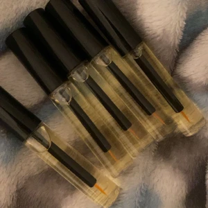 Fransserum  - Perfekt serum för dig som vill ha förtrollande fransar. Fransarna kommer bli längre och välvårdade. Innehåller oljor som återfuktar och stärker fransarna.  Innehåller mandelolja, jojobaolja, arganolja, ricinolja och kokosolja. Undvik att få direkt i ögat!